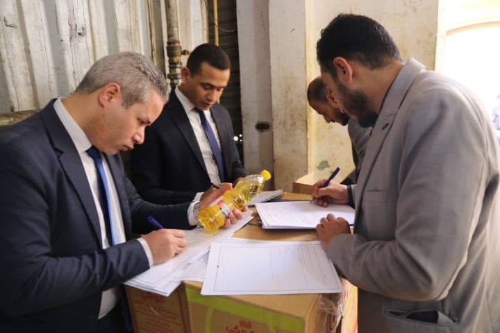 “حماية المستهلك” ضبط 15 طن زيت طعام مجهول المصدر في الشرقية