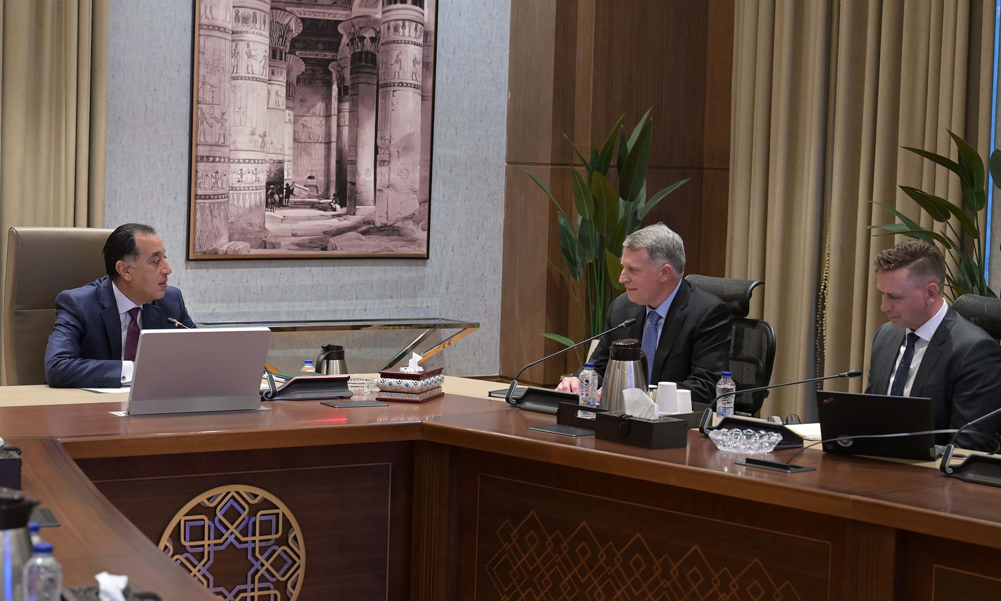 مدبولي يرحب بالوفد الزائر من شركة “شيفرون” العالمية