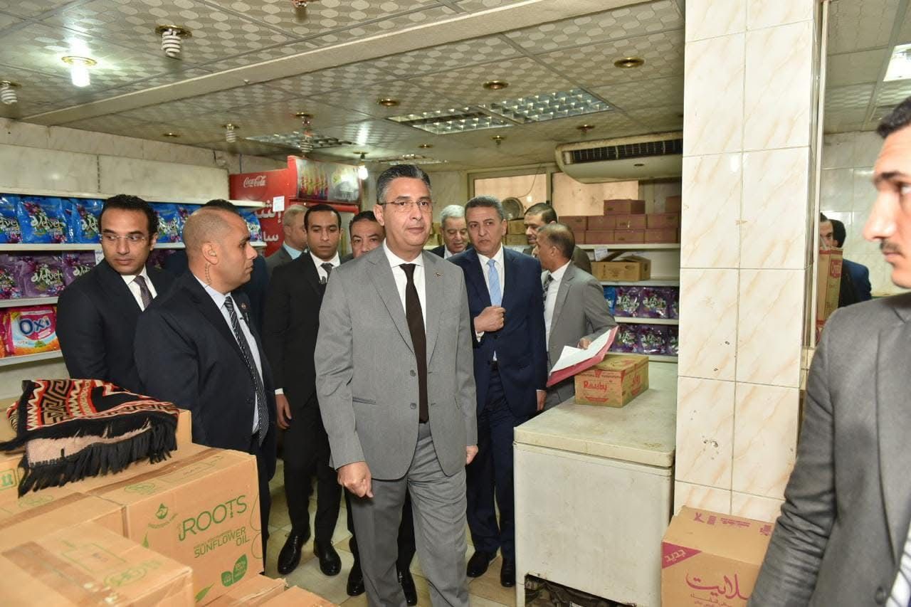 وزير التموين يجري جولة ميدانية مفاجئة بالجيزة للاطمئنان على توافر الخبز والسلع الأساسية وزير التموين يجري جولة ميدانية مفاجئة بالجيزة للاطمئنان على توافر الخبز والسلع الأساسية