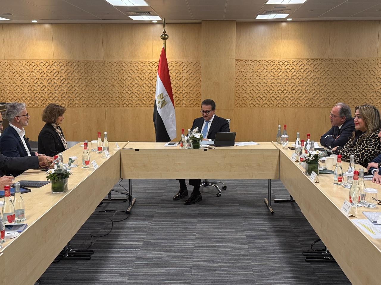 “وزير الصحة” يناقش تعزيز التعاون مع شركة “فيليبس” في تطوير خدمات الرعاية الصحية