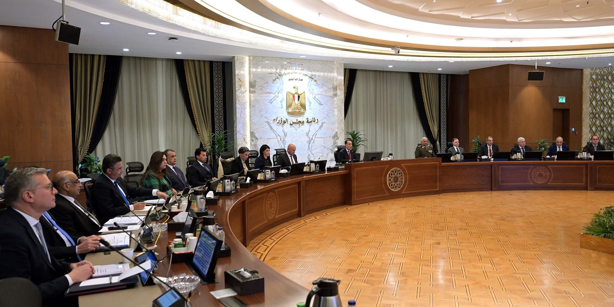 مدبولي يناقش مسودة مشروع قانون بشأن المناطق المركزية للمال والأعمال