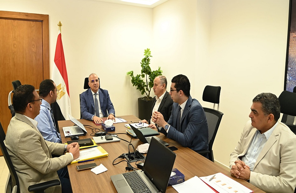 وزير الري يُتابع الموقف المائي بأسوان