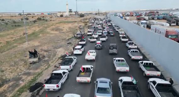 مئات السيارات تواصل التوافد على معبر رفح للمشاركة في وقفة احتجاجية ضد تهجير الفلسطينيين مئات السيارات تواصل التوافد على معبر رفح للمشاركة في وقفة احتجاجية ضد تهجير الفلسطينيين