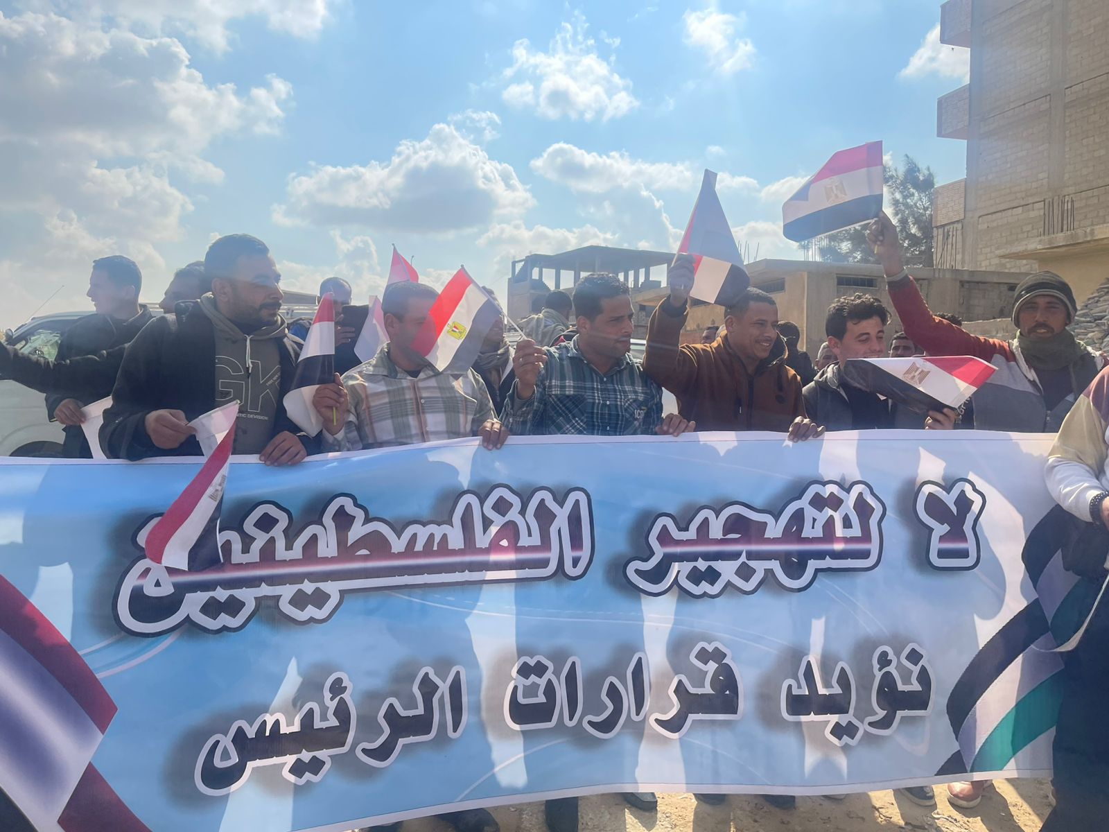 أهالي كفر الشيخ من معبر رفح: نؤيد قرارات الرئيس السيسي.. لا التهجير أهالي كفر الشيخ من معبر رفح: نؤيد قرارات الرئيس السيسي.. لا التهجير