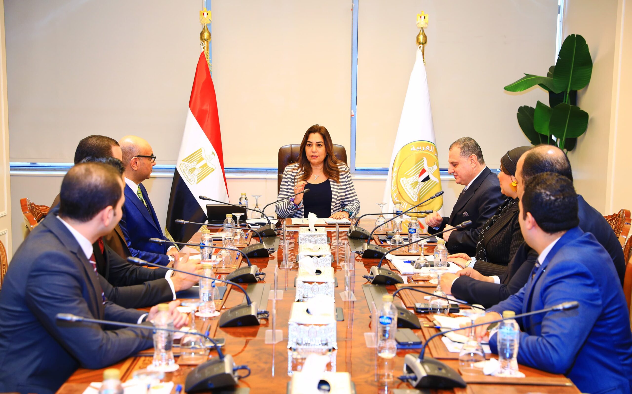 وزيرة التنمية المحلية تتابع مع القطاع القانوني بالوزارة ملفات العمل المختلفة