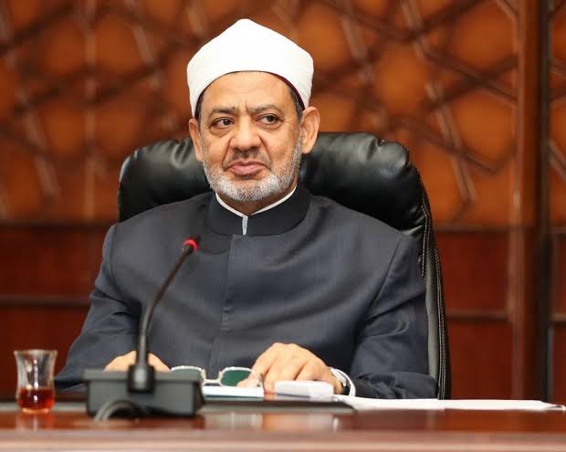 شيخ الأزهر يقرر صرف 1500 جنيه مكافأة لكافة العاملين بالمناطق الأزهرية