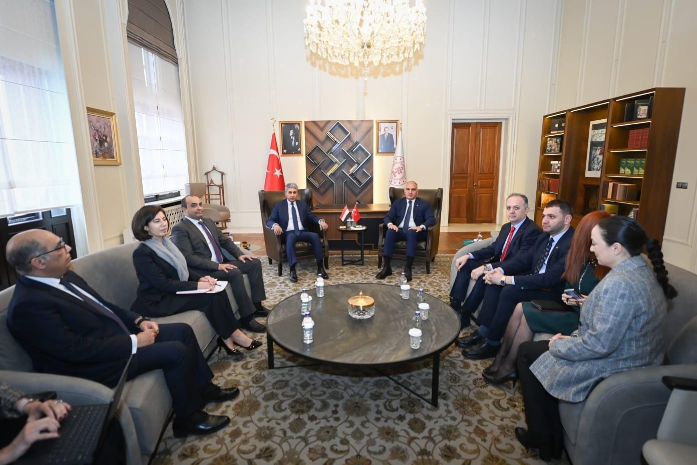 وزير السياحة يتسلم 152 قطعة أثرية مهربة تم ضبطها بواسطة السلطات التركية وزير السياحة يتسلم 152 قطعة أثرية مهربة تم ضبطها بواسطة السلطات التركية