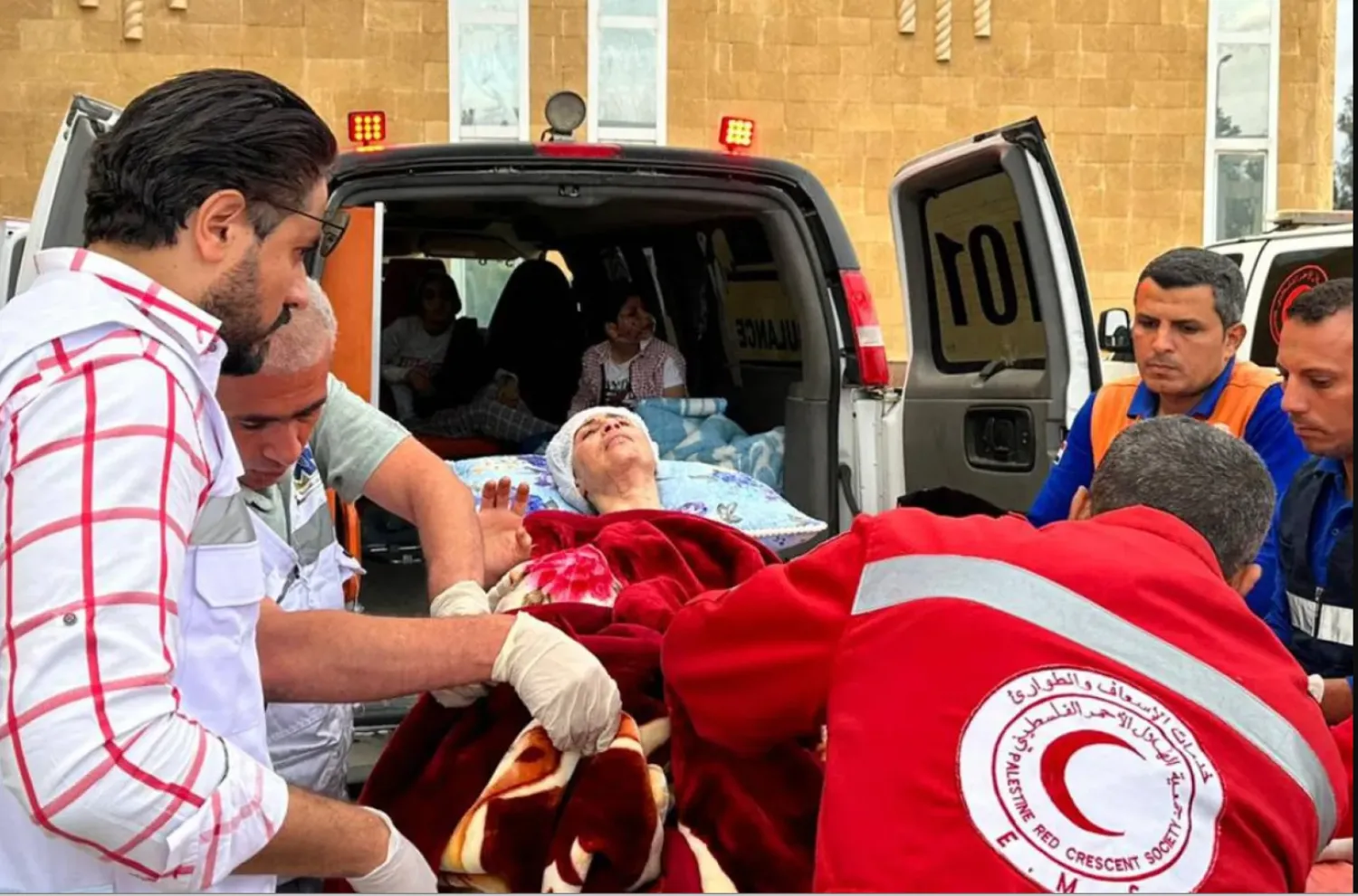 مصر تستقبل الدفعة السابعة من الجرحى الفلسطينيين مصر تستقبل الدفعة السابعة من الجرحى الفلسطينيين