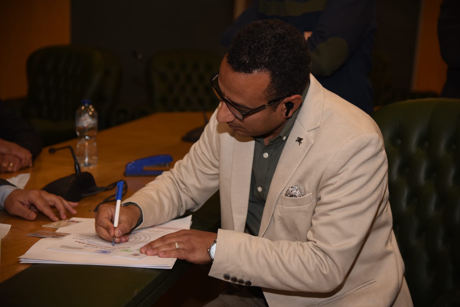 أحمد عاطف.. وجه جديد يقدم أوراق ترشحه في انتخابات نقابة الصحفيين أحمد عاطف.. وجه جديد يقدم أوراق ترشحه في انتخابات نقابة الصحفيين