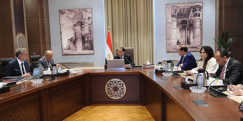 رئيس الوزراء يتابع مع وزيرى الكهرباء والبترول جهود توفير الطاقة خلال الصيف