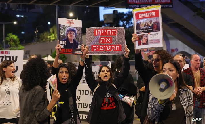 أسر الرهائن تطالب باستكمال صفقة تبادل الأسرى أسر الرهائن تطالب باستكمال صفقة تبادل الأسرى