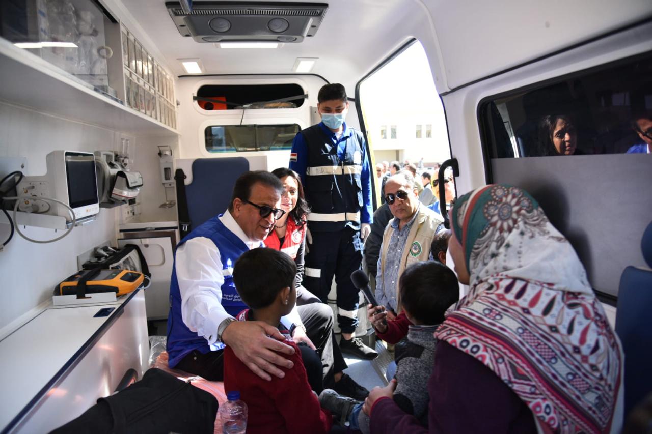 مصر تداوي جراح غزة.. وزيرا الصحة والتضامن يتابعان رعاية المصابين بمستشفى العريش