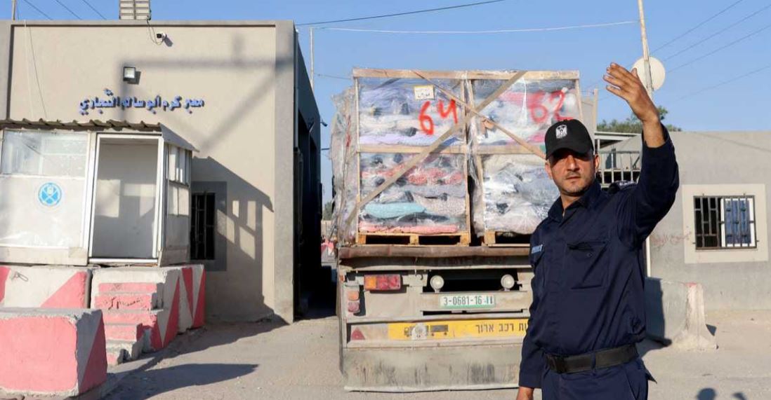 تمهيدًا لدخولها القطاع..وصول 245 شاحنة مساعدات مصرية لمعبري العوجة وكرم أبو سالم