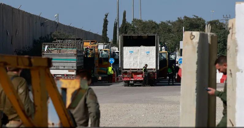 اليوم.. دخول 152 شاحنة مساعدات إلى معبري العوجة وكرم أبو سالم 