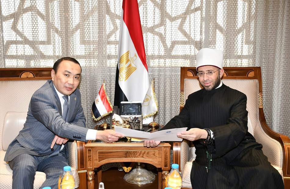 وزير الأوقاف يستقبل سفير كازاخستان لبحث تعزيز التعاون الديني والثقافي بين البلدين|صور
