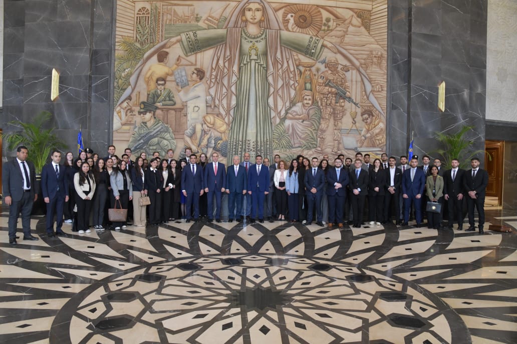 رئيس مجلس النواب يستقبل وفداً من الدارسين الأجانب بكليات القانون بالجامعات