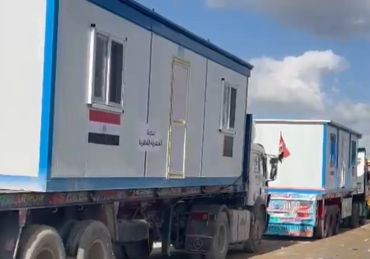مصر تواصل دعم غزة بإدخال شاحنات محملة ببيوت متنقلة عبر معبر رفح