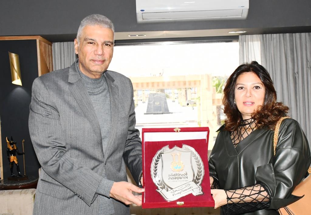 محافظ أسوان يكرم رئيس جامعة مدينة السادات محافظ أسوان يكرم رئيس جامعة مدينة السادات