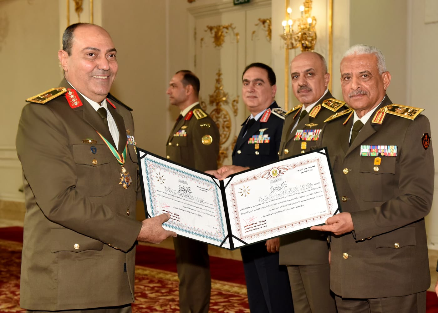 الفريق أول عبد المجيد صقر يكرم عددًا من قادة القوات المسلحة
