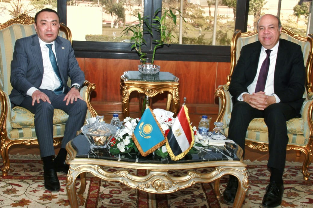 وزير الطيران المدني يلتقي السفير الكازاخستانى لدعم علاقات التعاون الثنائية ودارسة إمكانية زيادة عدد الرحلات الجوية بين البلدين