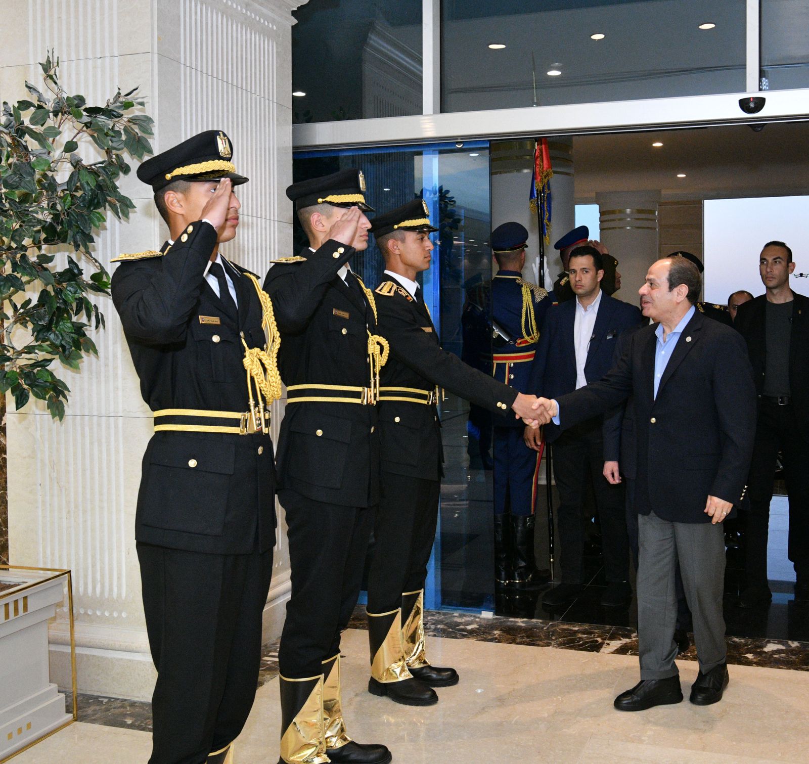 الرئيس السيسي يعرب عن تقديره لصلابة وتماسك الجبهة الداخلية المصرية الرئيس السيسي يعرب عن تقديره لصلابة وتماسك الجبهة الداخلية المصرية