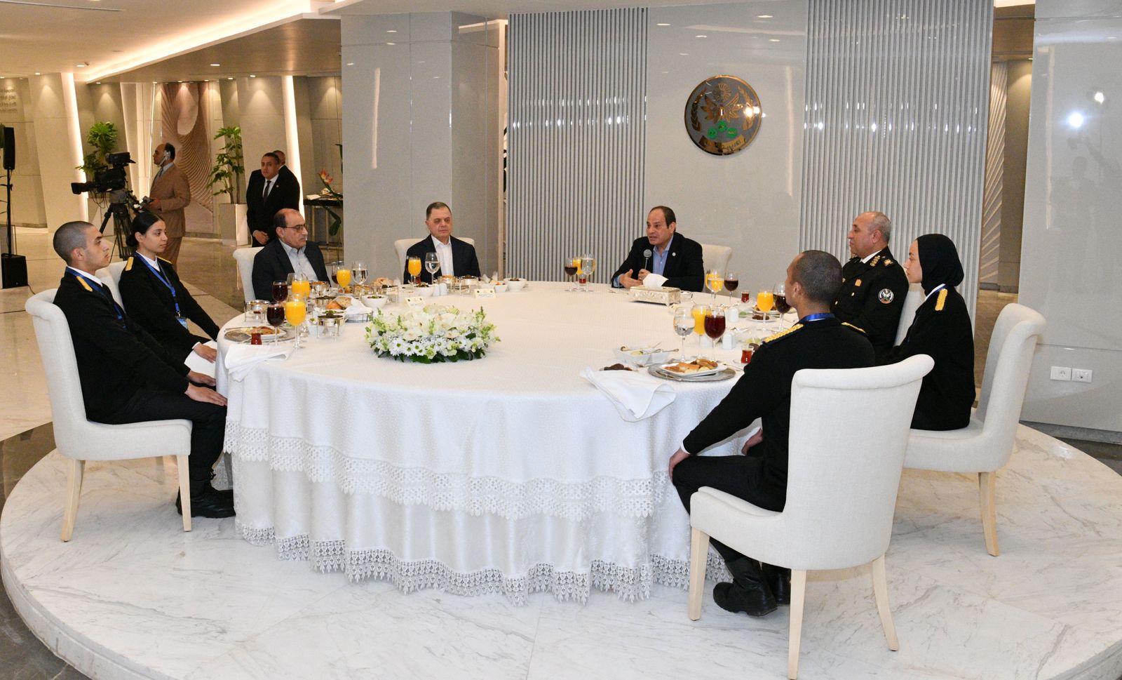 الرئيس السيسي: الدولة المصرية تعمل بكل طاقتها لتوفير حياة كريمة للمواطنين الرئيس السيسي: الدولة المصرية تعمل بكل طاقتها لتوفير حياة كريمة للمواطنين