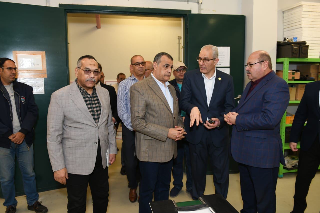 وزير الدولة للإنتاج الحربي يتفقد خطوط الإنتاج و مراحل التصنيع بشركة أبو زعبل للصناعات المتخصصة