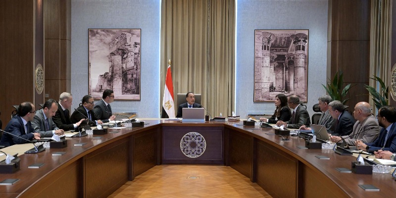 رئيس الوزراء يتابع الجهود الحكومية في ملف تحلية مياه البحر رئيس الوزراء يتابع الجهود الحكومية في ملف تحلية مياه البحر