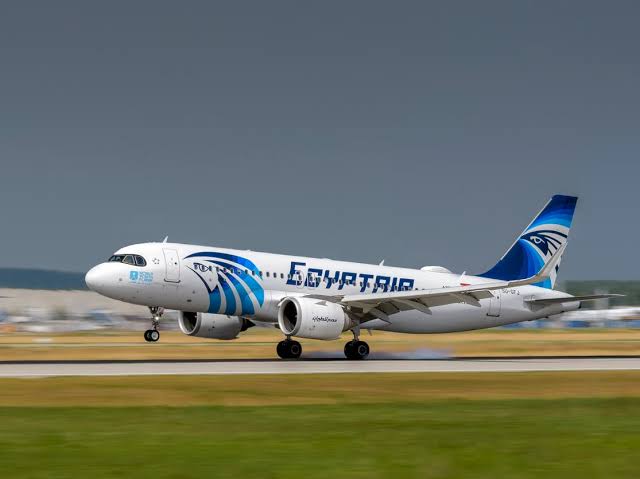 لمسافرين بريطانيا بمطار هيثرو تمت إلغاء عدد من رحلات مصر للطيران