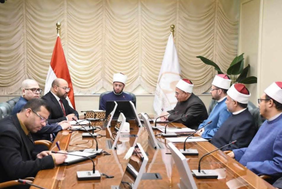 وزير الأوقاف يجتمع بمديري المديريات لمتابعة خطة العمل في العشر الأواخر