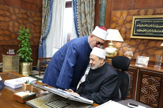عاجل| المفتي يدعو لشيخ الأزهر بالشفاء العاجل: «اللهم اجعل ما أصابه رفعة في درجاته» عاجل| المفتي يدعو لشيخ الأزهر بالشفاء العاجل: «اللهم اجعل ما أصابه رفعة في درجاته»