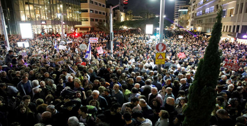 احتجاجا على تشريعات جديدة.. آلاف الإسرائيليين يتظاهرون ضد سياسات حكومة نتنياهو احتجاجا على تشريعات جديدة.. آلاف الإسرائيليين يتظاهرون ضد سياسات حكومة نتنياهو