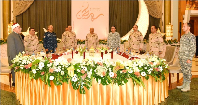 وزير الدفاع يُشارك مقاتلي القوات الجوية الإفطار.. ويؤكد أعلى درجات الجاهزية لحماية الوطن