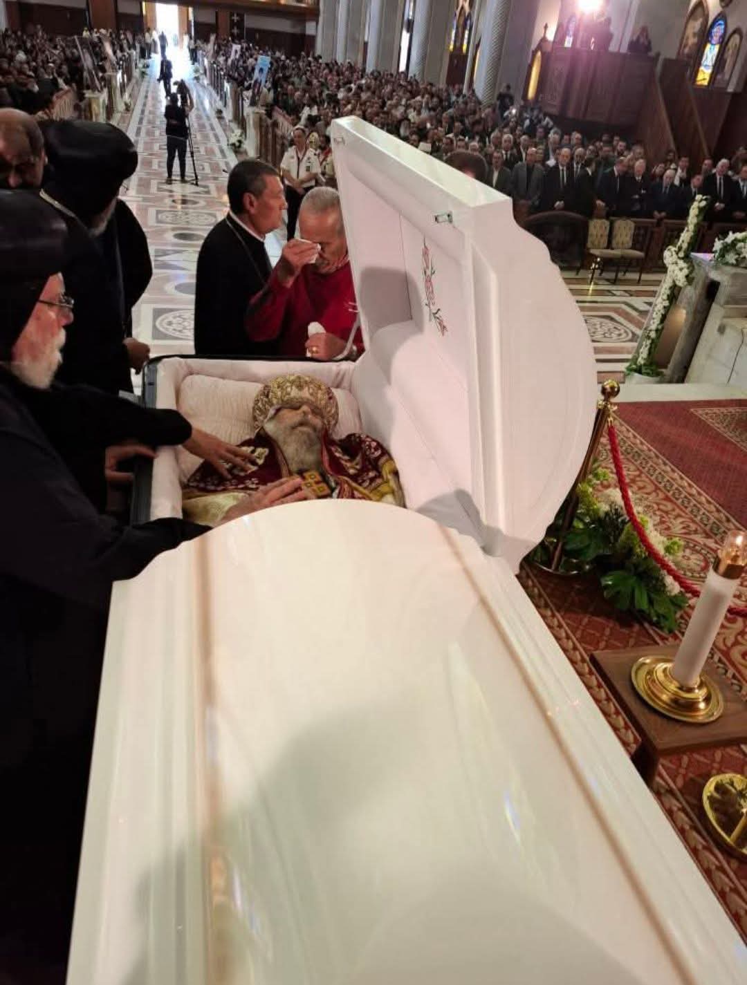 البابا تواضروس يترأس صلوات تجنيز الأنبا باخوميوس بالكاتدرائية