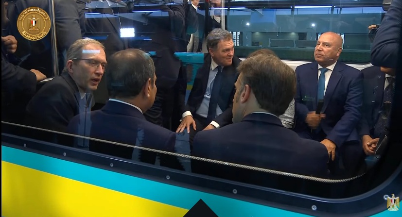 السيسي وماكرون يستقلان إحدى عربات مترو الأنفاق بمحطة عدلي منصور السيسي وماكرون يستقلان إحدى عربات مترو الأنفاق بمحطة عدلي منصور