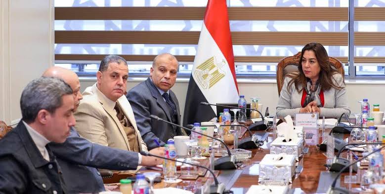 وزيرة التنمية المحلية تتابع مع المحافظين إجراءات تحديد أسعار تعريفة الركوب الجديدة