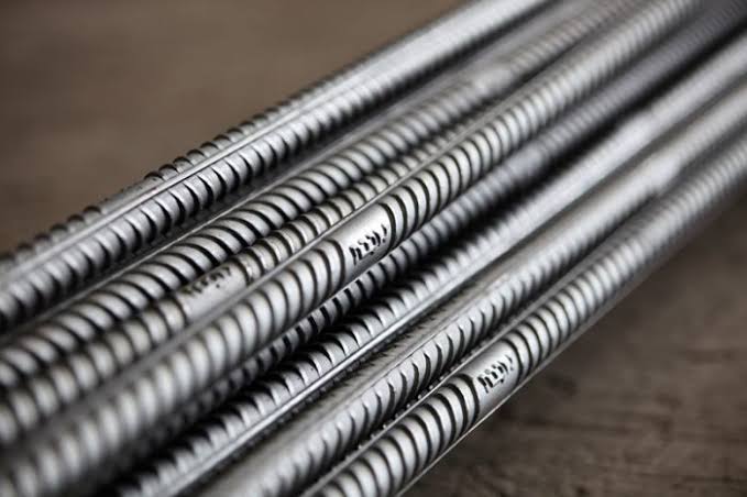 تراجع أسعار الحديد وارتفاع ملحوظ في الأسمنت بأسواق مواد البناء اليوم