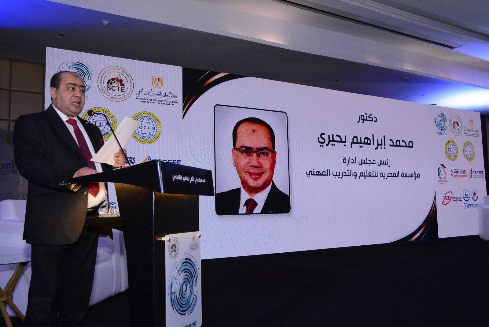 الدكتور محمد إبراهيم بحيري: وزير العمل محمد جبران يجسد صوت العمال الحقيقي.. ويدفع بعجلة التمكين المهني إلى الأمام الدكتور محمد إبراهيم بحيري: وزير العمل محمد جبران يجسد صوت العمال الحقيقي.. ويدفع بعجلة التمكين المهني إلى الأمام