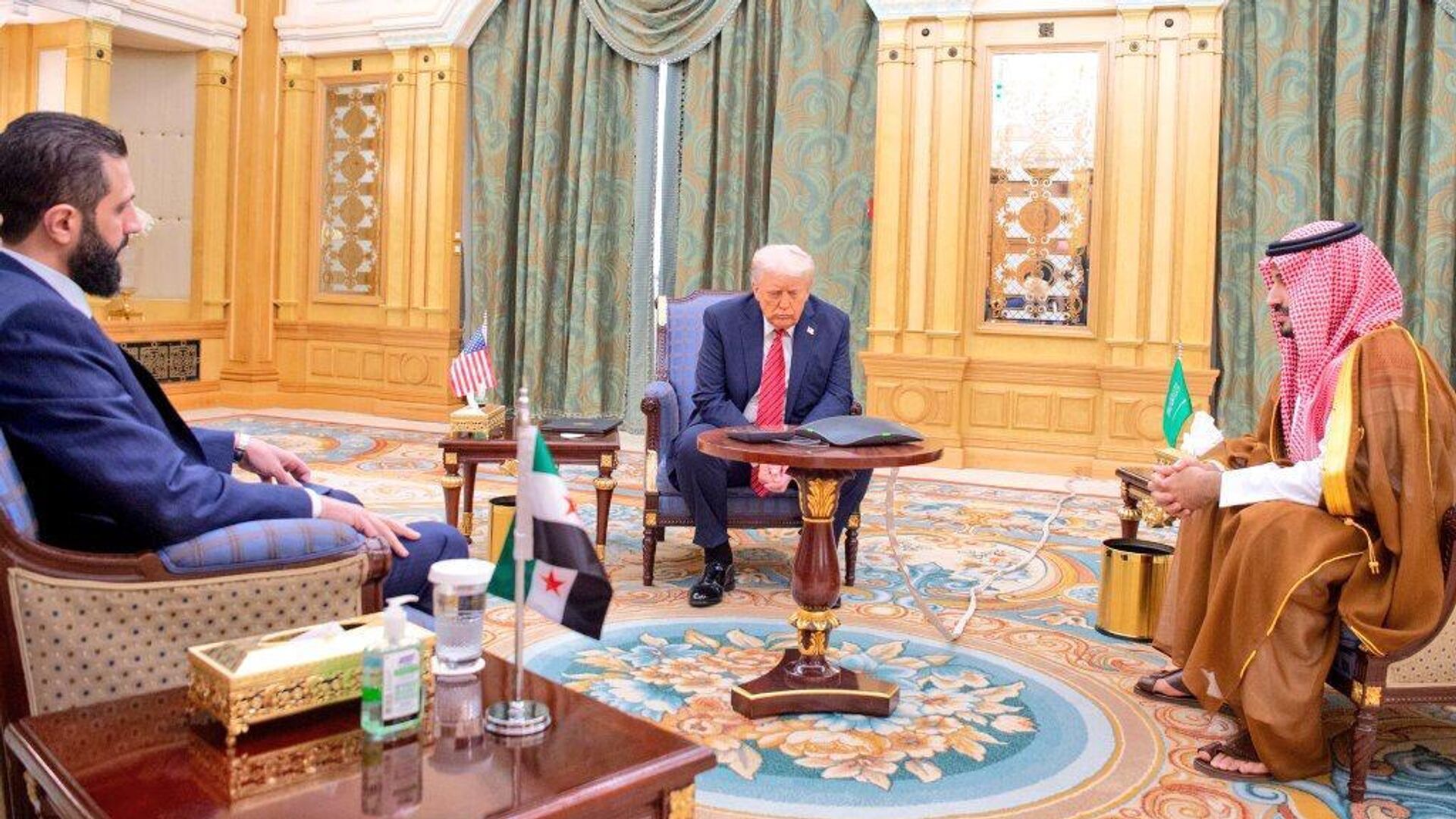 بن سلمان وترامب والشرع يعقدون لقاءً حول مستقبل الأوضاع في سوريا بن سلمان وترامب والشرع يعقدون لقاءً حول مستقبل الأوضاع في سوريا