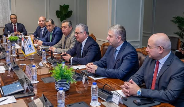 رئيس اقتصادية قناة السويس يجتمع بوفد رفيع المستوى من قيادات شركة AP Moller MAERSK العالمية رئيس اقتصادية قناة السويس يجتمع بوفد رفيع المستوى من قيادات شركة AP Moller MAERSK العالمية