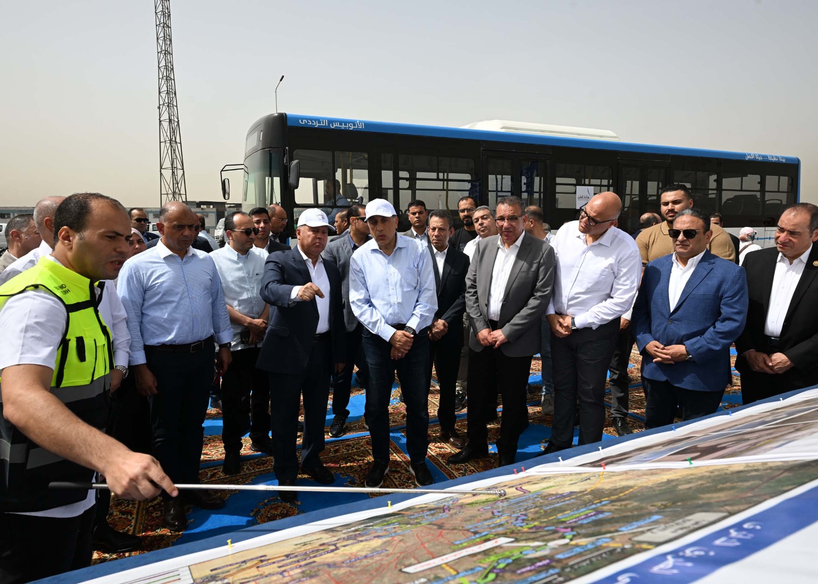 رئيس الوزراء يستمع لشرح حول منظومة العمل الخاصة بالأتوبيس وكيفية الربط بين محطات المشروع والمواقف الموجودة أسفل الطريق الدائري رئيس الوزراء يستمع لشرح حول منظومة العمل الخاصة بالأتوبيس وكيفية الربط بين محطات المشروع والمواقف الموجودة أسفل الطريق الدائري