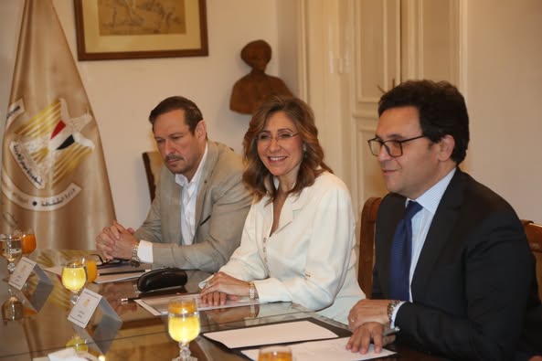وزير الثقافة يجتمع بلجنة اختيار الرئيس الجديد لأكاديمية الفنون وزير الثقافة يجتمع بلجنة اختيار الرئيس الجديد لأكاديمية الفنون
