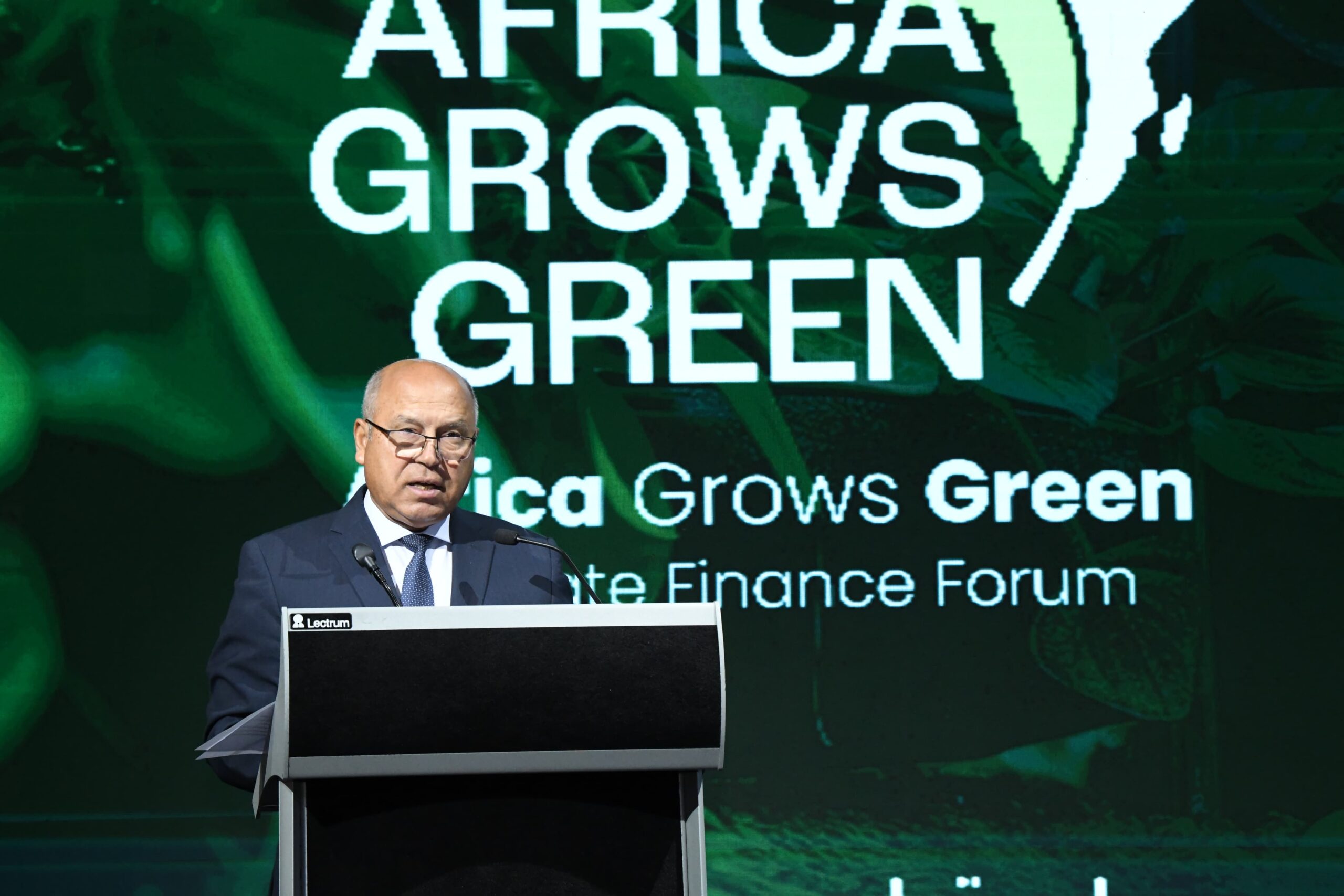 نائب رئيس مجلس الوزراء للتنمية الصناعية وزير الصناعة والنقل يشارك بفعاليات منتدى “تمويل المناخ: أفريقيا تنمو خضراء” نائب رئيس مجلس الوزراء للتنمية الصناعية وزير الصناعة والنقل يشارك بفعاليات منتدى “تمويل المناخ: أفريقيا تنمو خضراء”