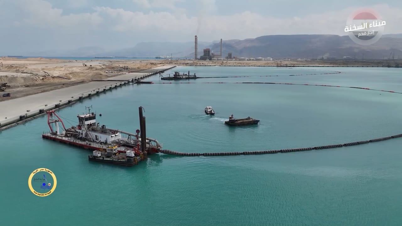 استكمال وتطوير ميناء السخنة.. نقلة نوعية نحو مركز إقليمي عالمي في اللوجستيات| صور استكمال وتطوير ميناء السخنة.. نقلة نوعية نحو مركز إقليمي عالمي في اللوجستيات| صور