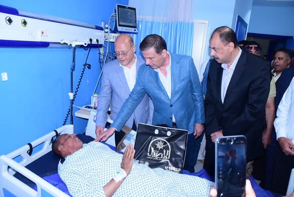 مكافأة 25 ألف جنيه..وزير الزراعة يزور مسئول حماية الأراضي المصاب بمستشفى سوهاج الجامعي