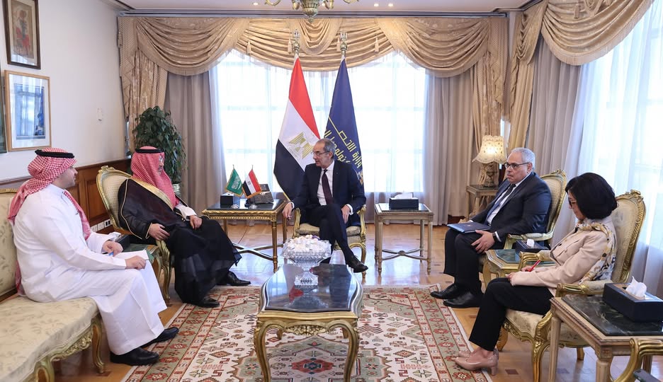 وزير الاتصالات يبحث مع سفير المملكة العربية السعودية لدى مصر فتح آفاق جديدة للتعاون بين البلدين وزير الاتصالات يبحث مع سفير المملكة العربية السعودية لدى مصر فتح آفاق جديدة للتعاون بين البلدين