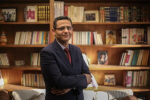 نقيب الصحفيين يرحب بدعوة رئيس الجمهورية للحوار الإعلامي السنوي: نمد يدنا لكافة مؤسسات الدولة لإصلاح أوضاع الإعلام خالد البلشي نقيب الصحفيين