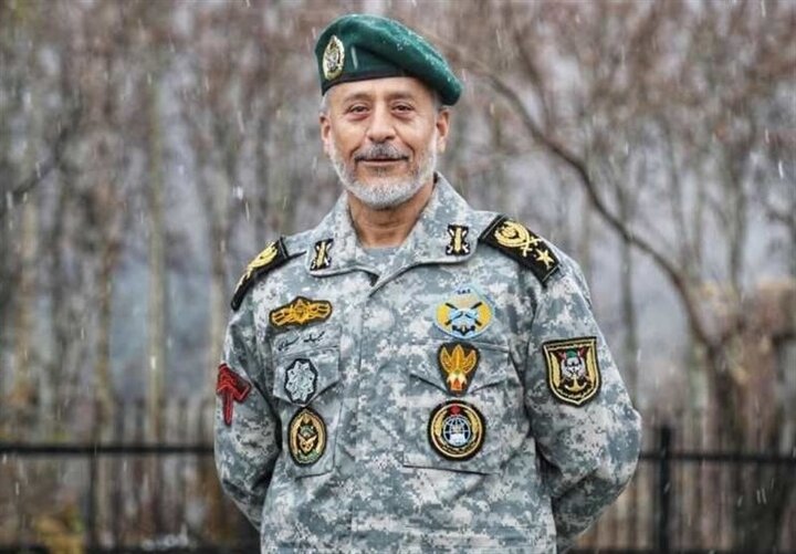 المرشد الأعلى الإيراني يعيّن الأميرال حبيب الله سياري رئيسًا جديدًا لأركان الجيش