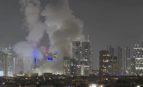 عاجل| تصعيد خطير.. أكثر من 100 صاروخ إيراني تسقط على وسط إسرائيل وصفارات الإنذار تدوي