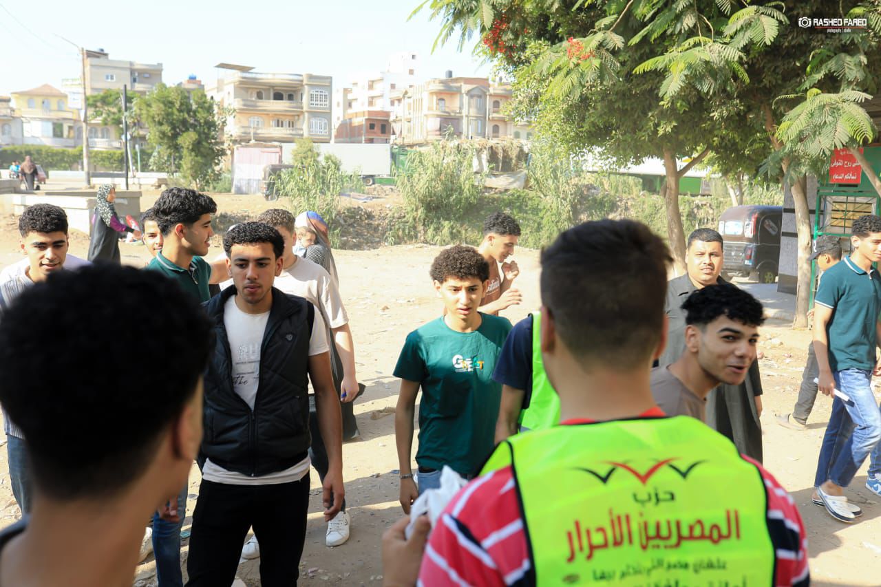 “زهور مصر في عيوننا”.. شباب “المصريين الأحرار” يوزعون المياه والعصائر على طلاب الثانوية بالدقهلية